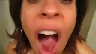 الأم اللاتينية تحصل على الكثير من facials