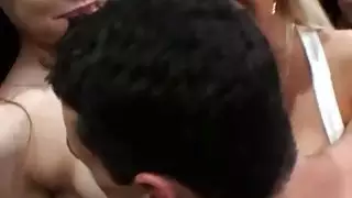 مجموعة من النساء قرنية الحفلات والعربدة مع الرجال المحظوظين