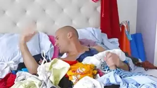 سمر في سن المراهقة سلوتي من الصعب الديك ضخمة في غرفة نوم فوضوية