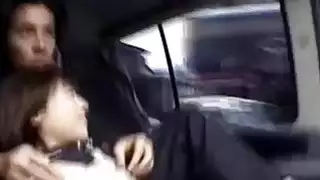 تلميذة صديقة تستمتع doggystyle البرية في السيارة