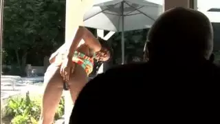 نجمة الشوكولاتة الآنسة سيمون تكشف بسرور عن قطعها الخاصة