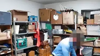 نحيف shoplifter في سن المراهقة استغل من قبل اثنين من حراس الأمن