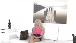 وشم شقراء تمتص الديك في الصب