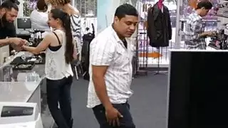 أسود BF السماح لرسن المتأنق يمارس الجنس مع فتاته للحصول على المال يائسة