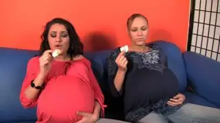 تشارلي تشيس ، أليكسيا راي وتالون سخيف في الثلاثي المتشددين