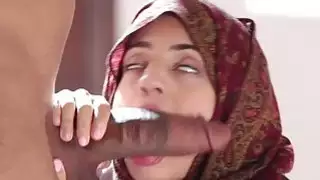 يحصل مارس الجنس فاتنة العربية من قبل الديك الأسود الكبير