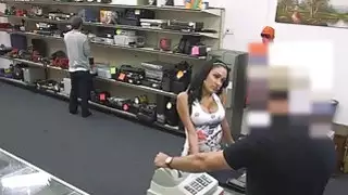 وقالت إنها تفعل أي شيء مقابل المال لذلك أنا يمارس الجنس معها