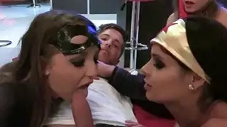 شاركت ثلاثة besties مطيع من الصعب الديك