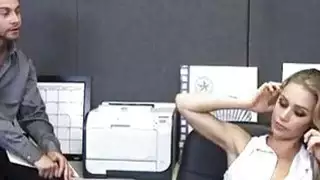 نيكول أنيستون مكتب مطيع