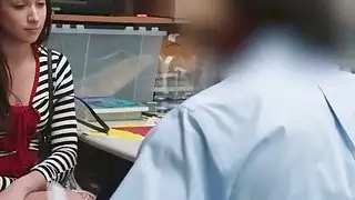 في سن المراهقة اللص نعومي أجبر على مص القضيب في المكتب