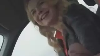 حصلت الروسية شقراء كس خبطت من الخلف بينما كان في كام