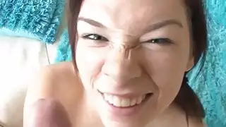 يجعل Beautys fellatio زميله التمنيات أن ينزع jizz