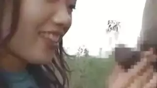 قبيلة أفريقية ترحب بفتاة يابانية