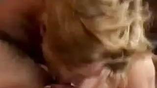 الجمال شقراء الساخنة الأزيز يتمتع بتأرجح الحسية على غرار هزلي