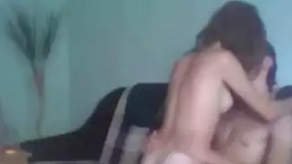 الفرخ البرية في سن المراهقة ركوب الخيل الزملاء الديك