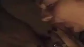 امرأة سمراء الهواة تطفئ الضوء وتمتص ديك لنائب الرئيس