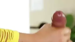 مدلكه لطيف يمارس عملائها الديك تحت الطاولة