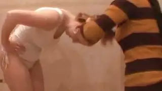 أحمر الشعر مفلس في أول الاباحية الصب