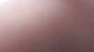 فاتنة سوداء في جوارب مثير ينتشر الساقين ويحصل على كس سوء المعاملة من قبل ديك أبيض كبير