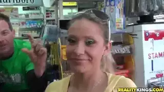 حار الحمار امرأة سمراء فتاة يكشف لها غنيمة في ال dressing room
