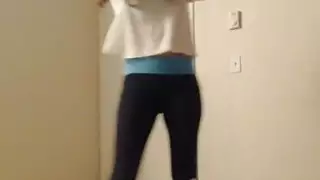 صديقة مثالية يجعلها سعيدة