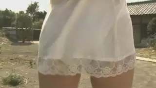 الطالبة اليابانية ريون كادينا في ملابسها الداخلية في الهواء الطلق
