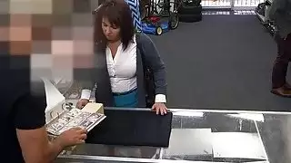 زوجة استغل المال للحصول على إنقاذ زوجها من السجن