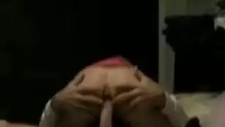 غريب المتأنق الملاعين صديقته على الطاولة