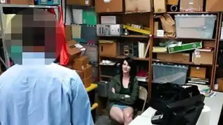 اشتعلت صراخ shoplifter في سن المراهقة ودمر من قبل حارس