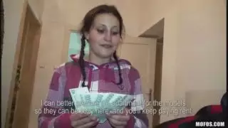 هواة babe الصغيرة يأخذ القط النقدية ويمارس الجنس