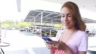 شقراء جاذبية في سن المراهقة استمناء العضو التناسلي النسوي في سيارة