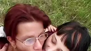 الرقيق القذرة مص اثنين من الديكة في الهواء الطلق