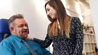 يريد بامبي بروكس أن يعطيه الأب وقتاً كاملاً