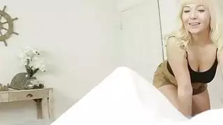 شقراء الساخنة والشباب عشيق اللعنة في المنزل بعد محادثة هاتفية