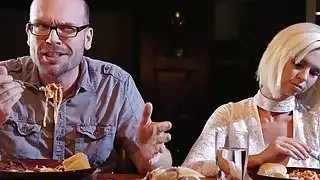 زوجان هوكس صديق شقراء ساخنة مع تاريخ أعمى