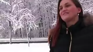 يحصل هوتي اليورو باربرا أسفل وتمتص ديك الحلق العميق
