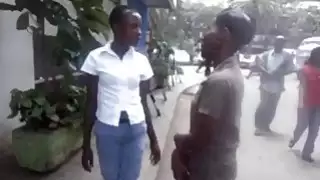 الرطب الأفريقي مثليات اللؤلؤ وسارا يمارس الجنس في الحمام