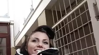 يحصل ثمل امرأة سمراء في سن المراهقة Eurobabe لبعض النقود