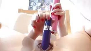 غريب الهرة شقراء يحب WETVIBE لعبة في عمق العضو التناسلي النسوي