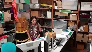 شين بلير يتورط في مشكلة عندما يعثر على سرقة