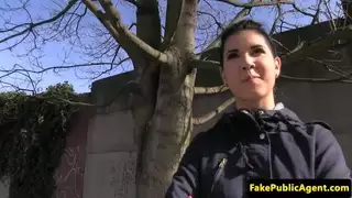 صغيرتي اليورو doggystyle استغل من قبل وكيل وهمية