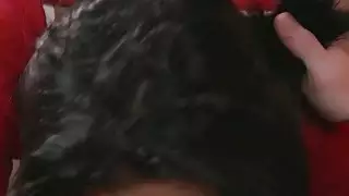 امرأة سمراء مثير في سراويل بيضاء سخيف