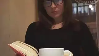 نردي الجنس دمية في النظارات يتلقى أقصى قدر من الفرح