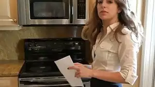 وكيل العقارات في سن المراهقة يجعل نقدية اضافية مع عميلها