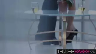 تتمتع ميغان ساليناس بكريمة ساخنة بعد صديقها