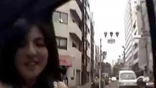 تلميذة يابانية مثير يتصاعد perv في سيارة ليموزين