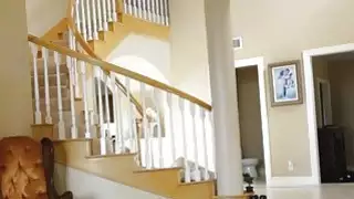 Stepdad يساعد المراهق لتمتد الحمار حتى تتمكن من القيام الشرج