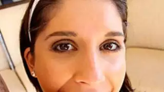 الشباب امرأة سمراء مايلي آن الملاعين للحصول على النقد