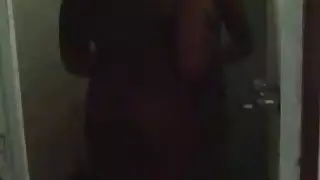 مثليه ebonies يجعل خارج و الهرات بالإصبع داخل الدش