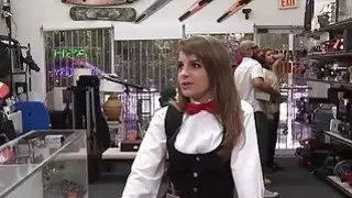 تاجر بطاقة الإناث يحتاج فعلا إلى المال النقدي